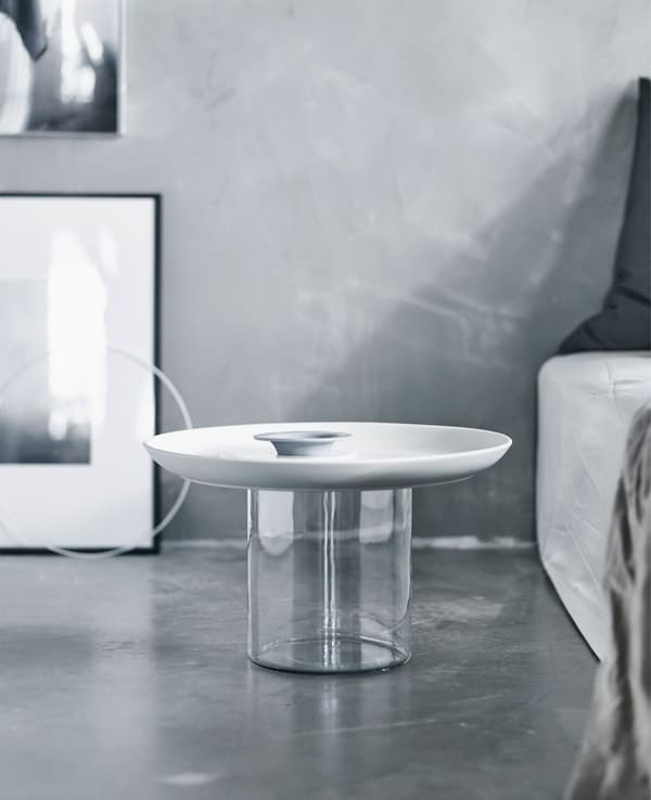 Table de chevet blanche à côté du lit