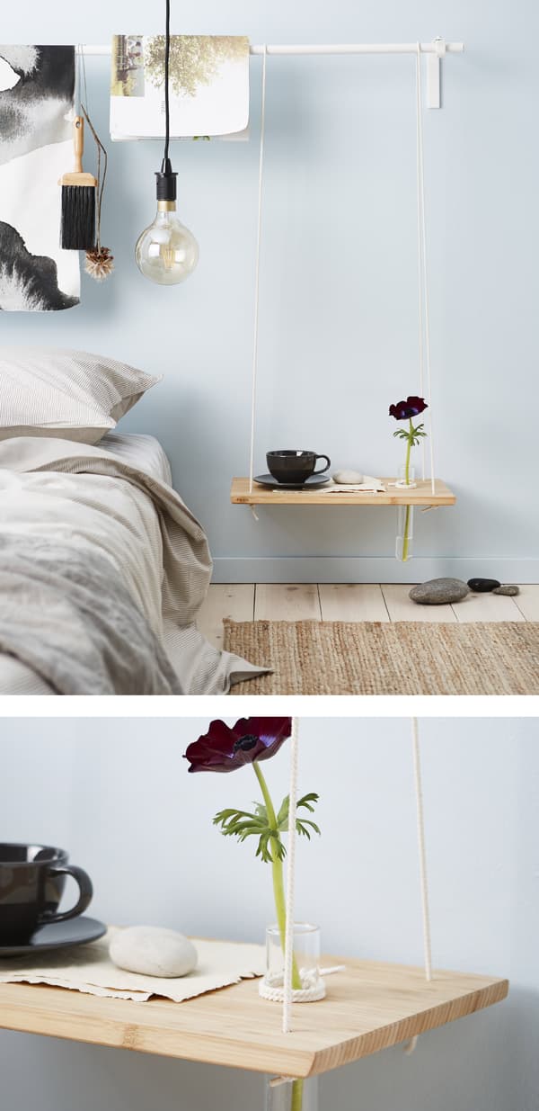 Table de chevet suspendue réalisée avec une planche à découper et une corde, dans laquelle un trou a été percé pour y glisser un tube en verre servant de vase