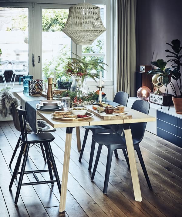 Table de salle à manger colorée, dressée pour quatre.