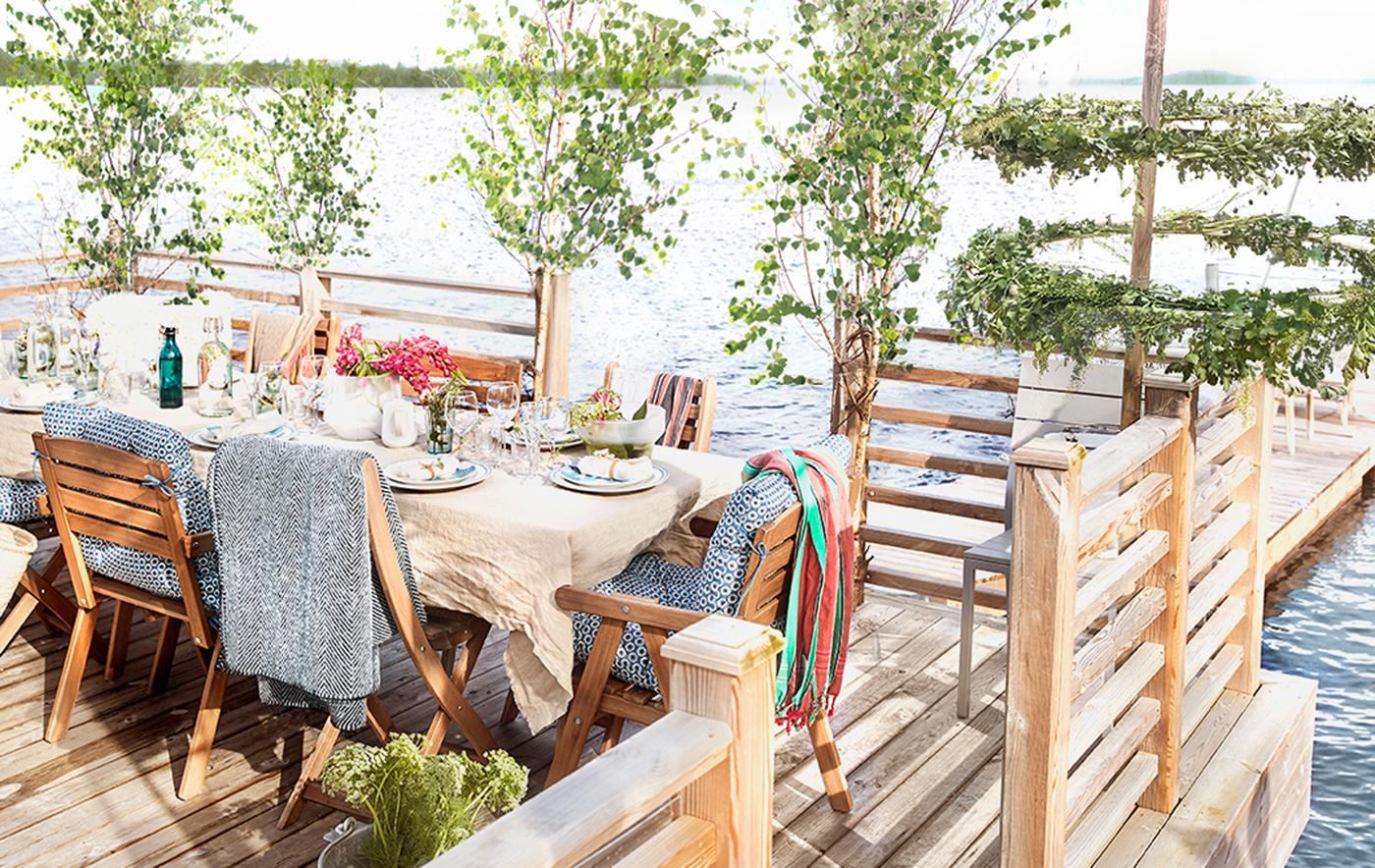 Table festive sur un ponton au bord d'un lac.
