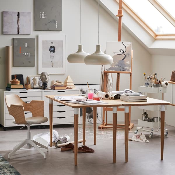 Table HILVER en bambou dans un espace de travail décoré de matériaux naturels.