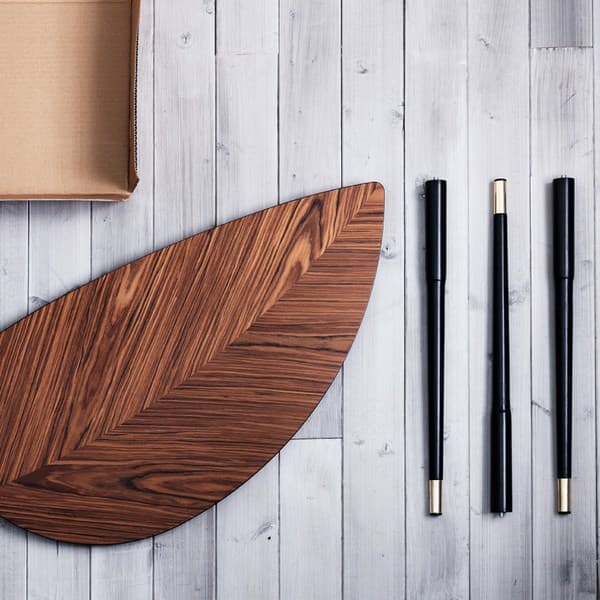Table LÖVBACKEN de chez IKEA, démontée en 4 pièces, posées sur le sol en bois gris