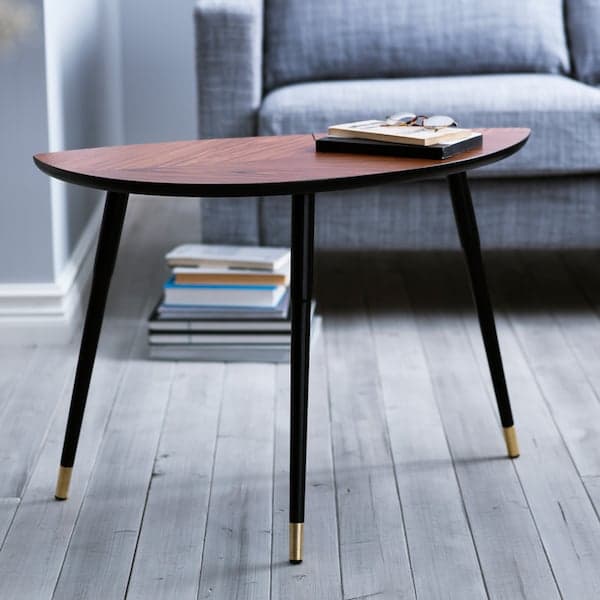 Table LÖVBACKEN placée devant un canapé gris