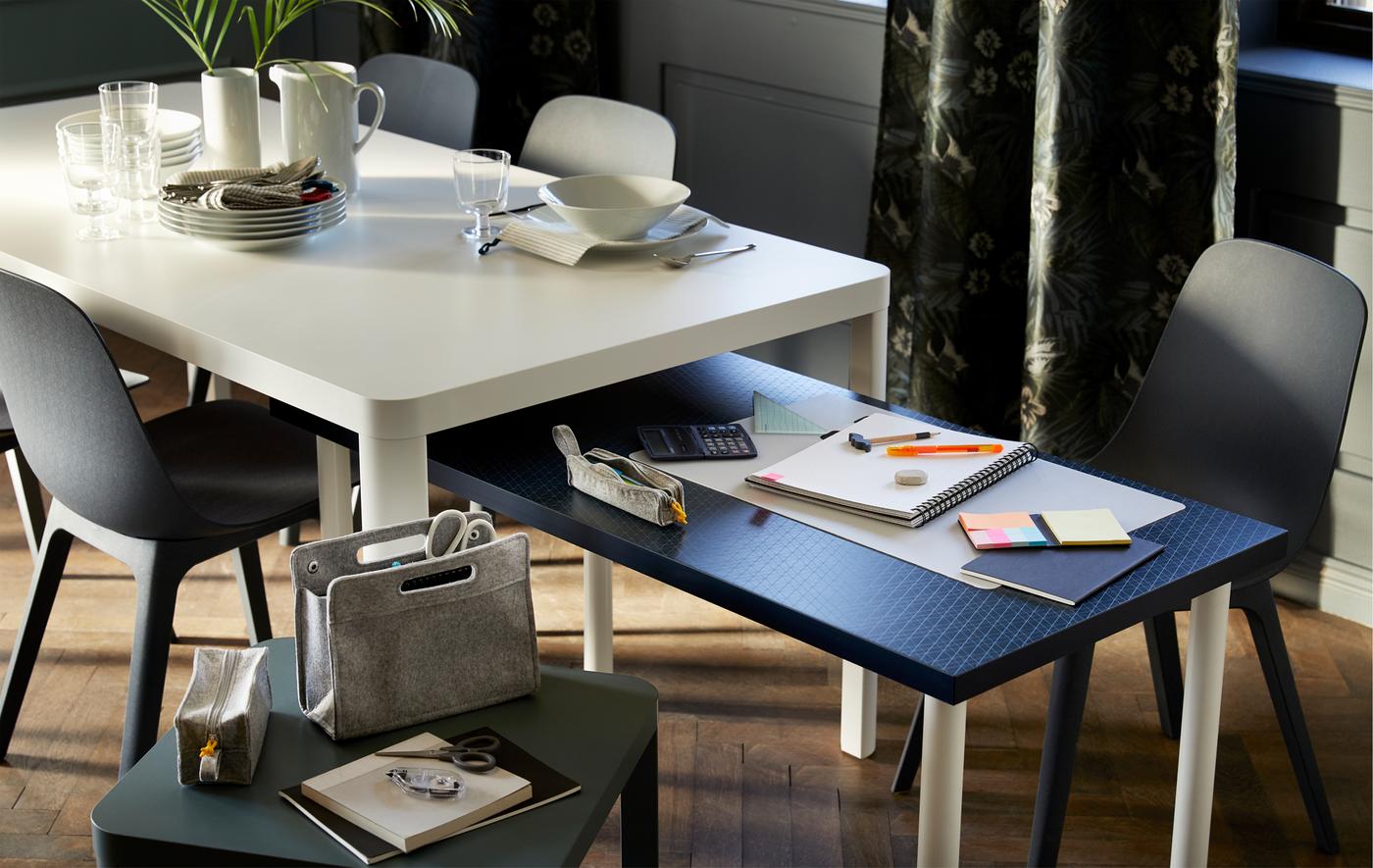 Tables à manger gigognes: dissimulée sous la table, la table d’étude, plus basse, permet aux enfants de travailler pendant que les adultes placent les couverts.