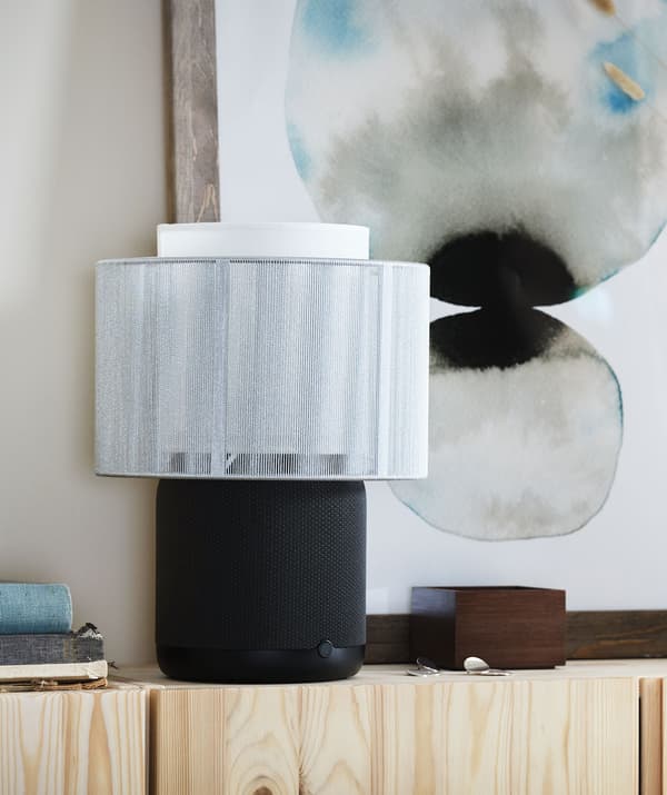 Tablette latérale avec une lampe à haut-parleur wifi SYMFONISK.