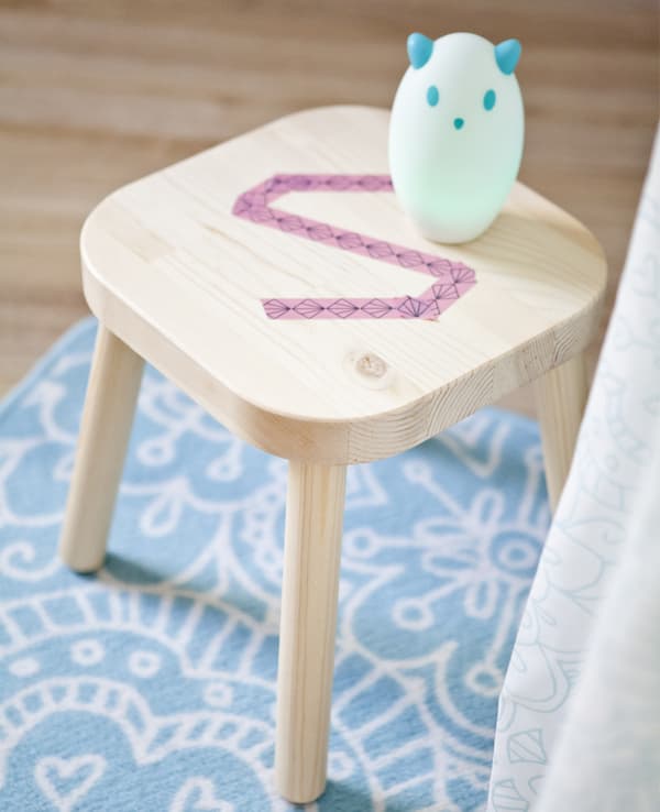 Tabouret avec adhésif washi et veilleuse.