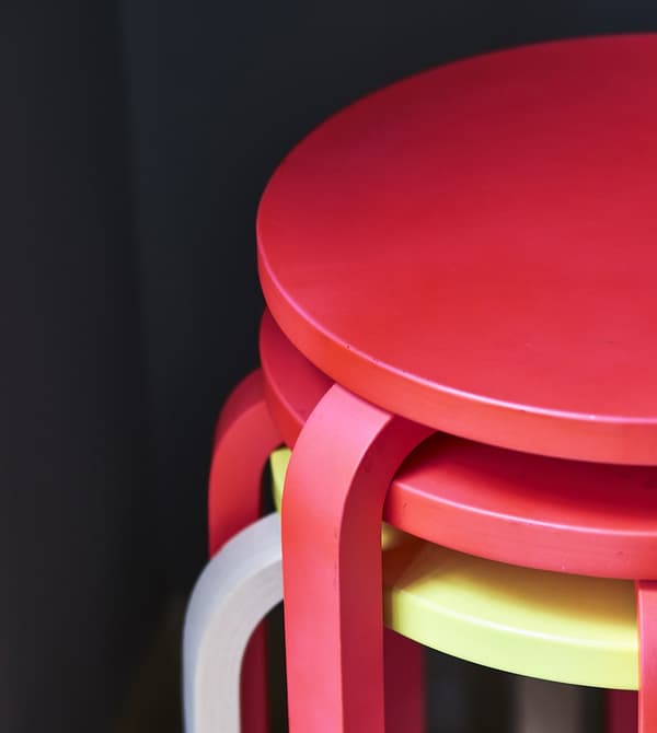 Tabourets colorés empilés.