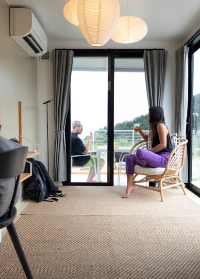 自分たちの泊まる部屋で話しながらくつろいでいるゲスト 