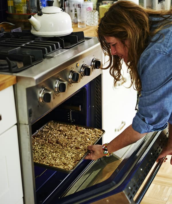 Tamar fait griller le granola pendant 45 minutes 