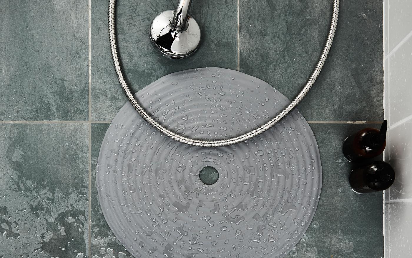 Tapis de douche posé sur le sol humide d’une douche