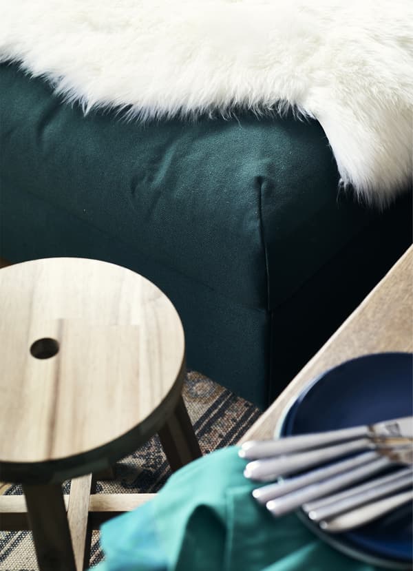 Tapis en peau de mouton sur un repose-pieds.