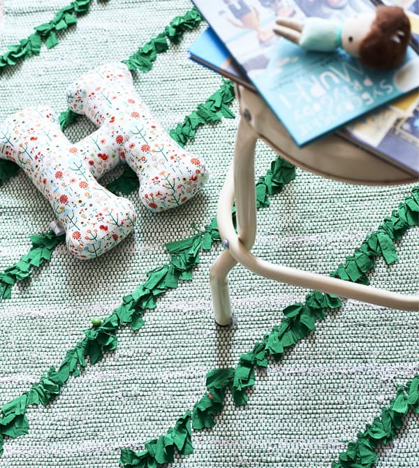 Tapis vert, banc crème et jouets
