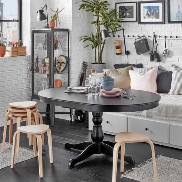 Tavolo allungabile INGATORP nero, completamente allungato, e sgabelli KYRRE – IKEA