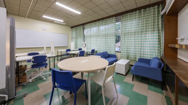 丸テーブルやいすや学習デスクがあるフリースペースAfter