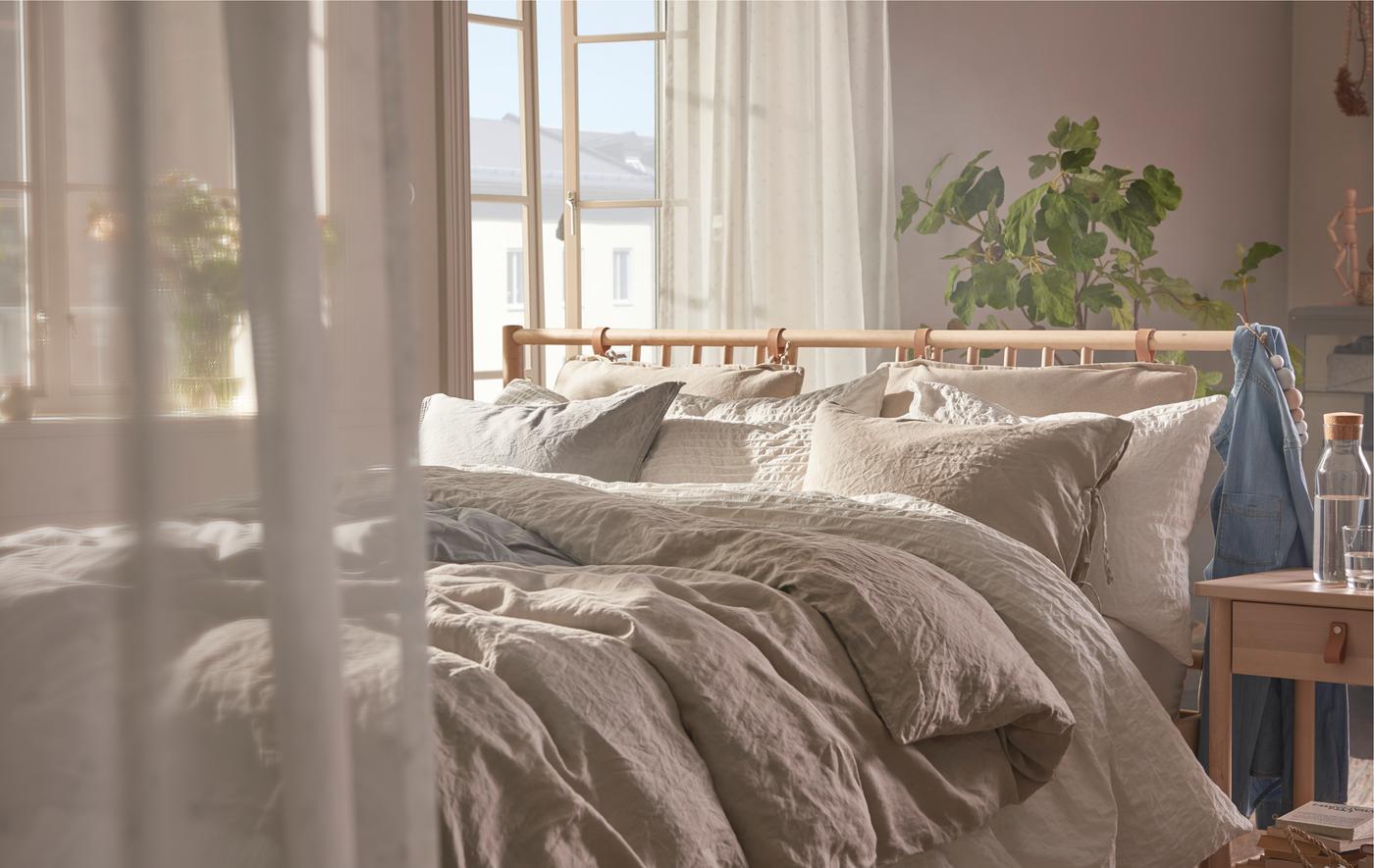 Tende che filtrano la luce e soffici piumoni sono l'abbinamento perfetto per il letto e il comodino BJÖRKSNÄS in betulla - IKEA