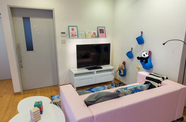 テレビやソファーがある部屋の中