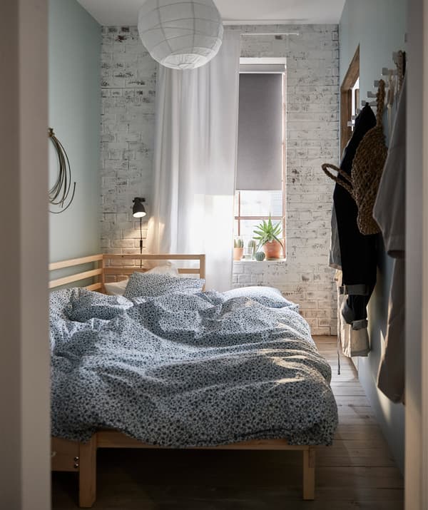 Testez le lit banquette confortable IKEA TARVA. Il suffit de tirer sur le sommier pour qu’il se transforme en lit pour deux personnes!