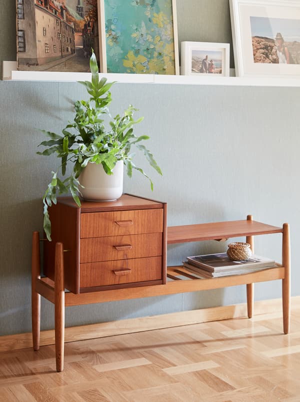 The 60’s design classic SPECTUM hallway bench in teak veneer and solid oak has three drawers and a bench part.