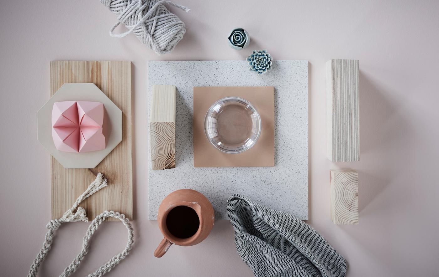 The end-of-summer look is characterised by soft pastels, natural materials and minimalistic lines, like in this collage of light wood, textile fibres and ceramics.