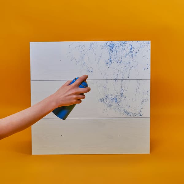 The enteriur designer sprays marble pattern over the white  base.
