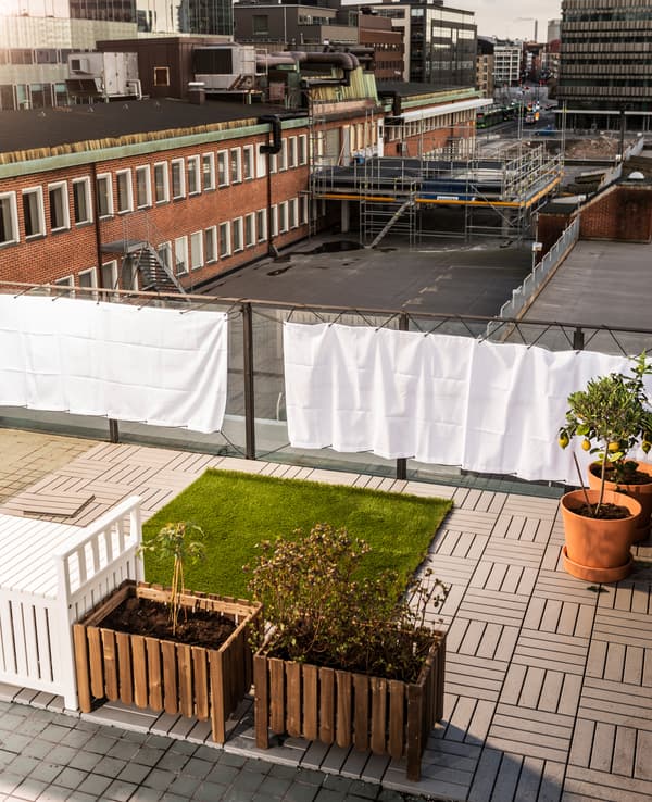 The first elements of the rooftop garden are put into place: windshields, grass, decking and planting boxes.
