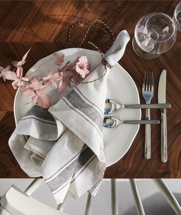 The IKEA VARDAGEN tea towel with a classic beige stripe pattern is made from 100% linen.