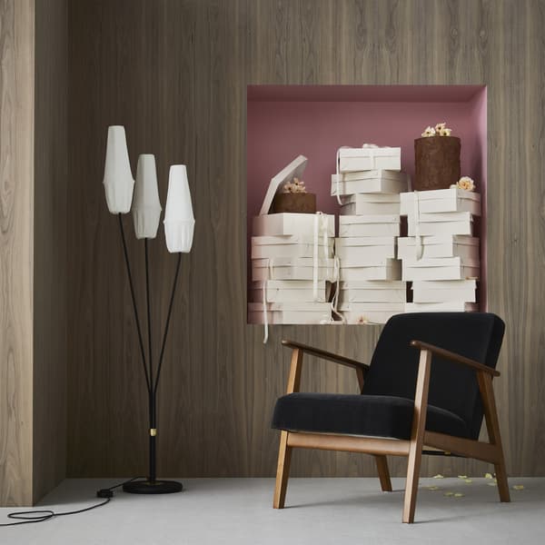 The KNÄSJÖ floor lamp next to an EKENÄSET armchair.