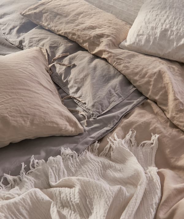The natural, airy feel is added to with the natural colour shades of PUDERVIVA bed linen.