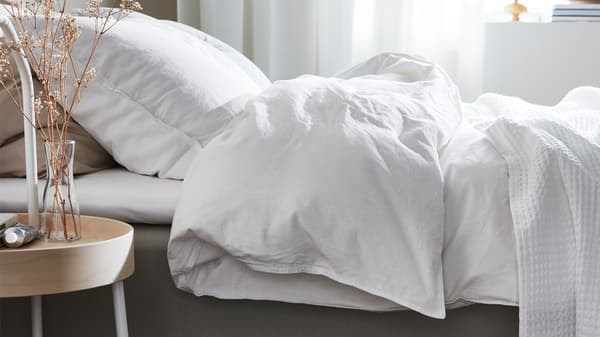 Timbunan bantal dan linen katil berbeza bahan yang bantu kawal suhu tidur.