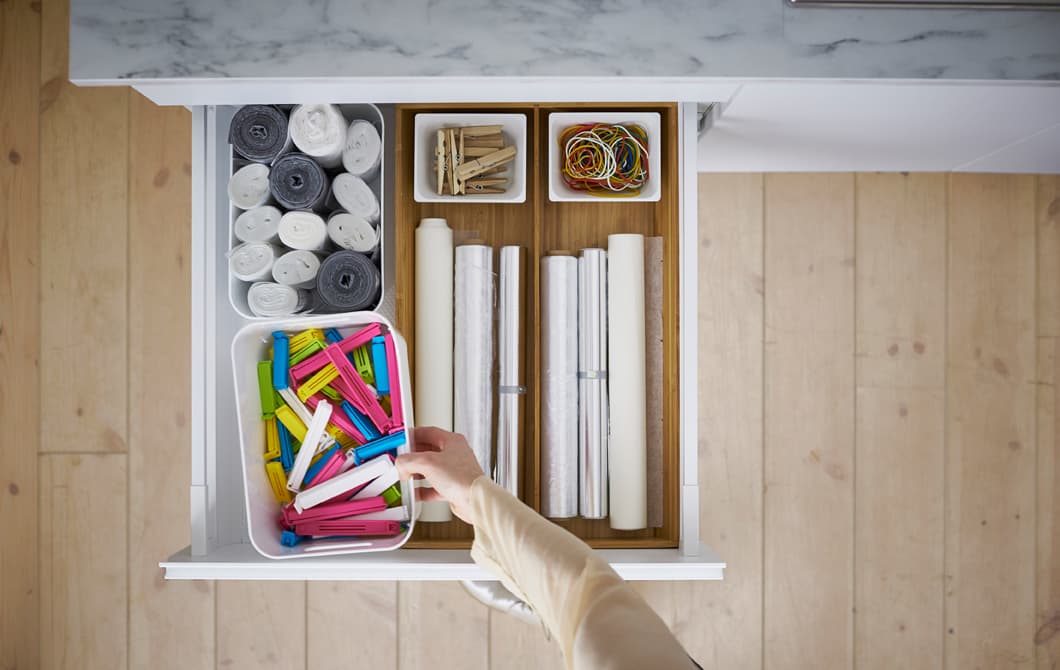 Tiroir de cuisine ouvert et contenant des accessoires de rangement