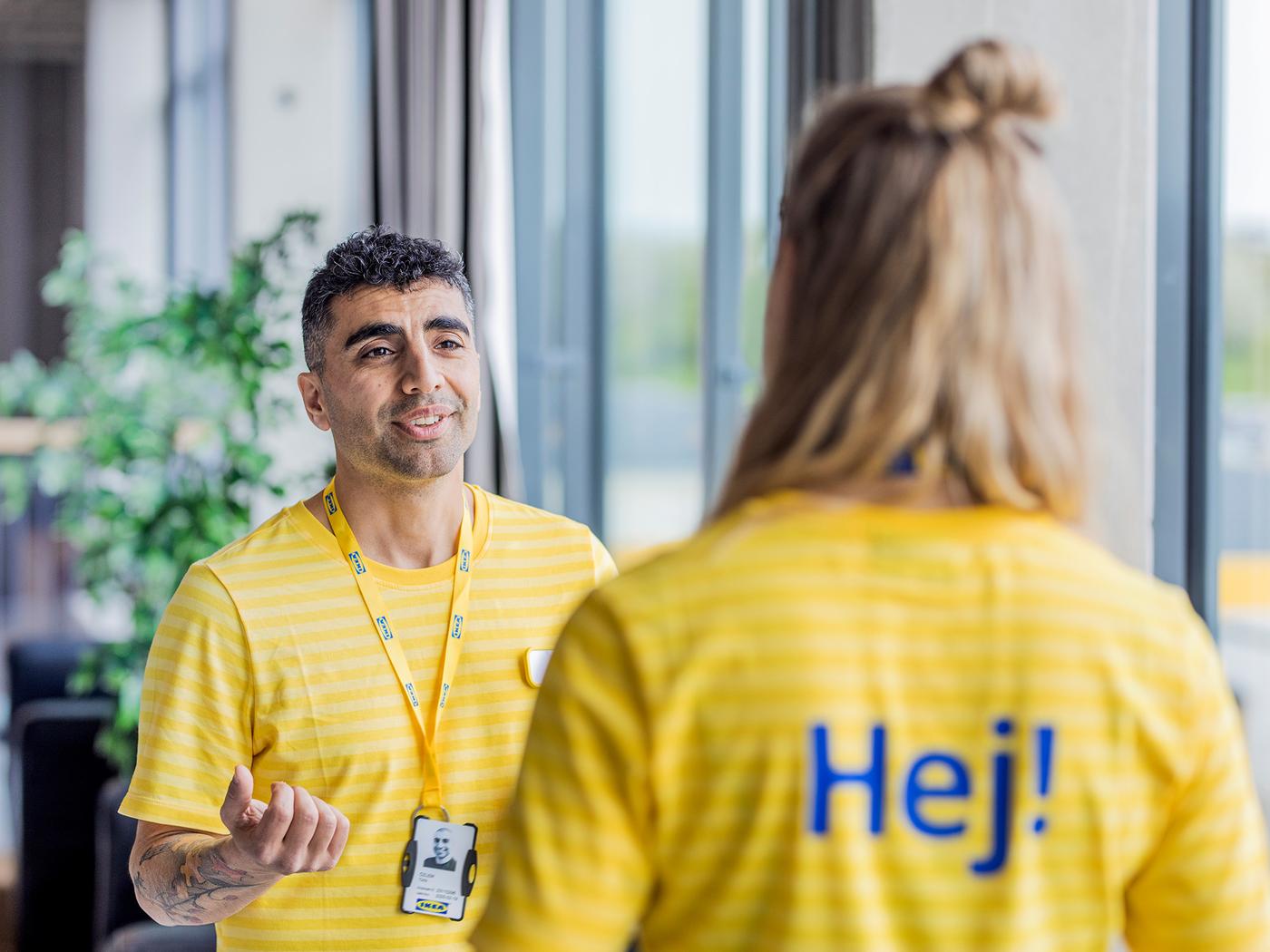 To IKEA medarbejder har en samtale.
