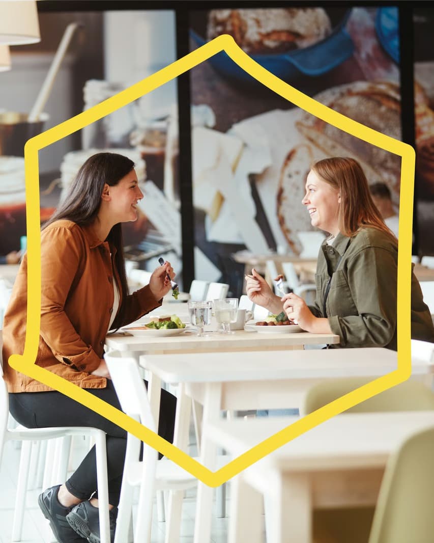 To kvinder sidder ved et bord i Svensk Restaurant 