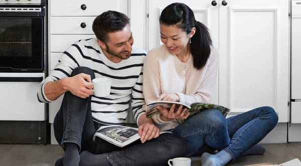 To personer, der kigger i IKEA Kataloget sammen