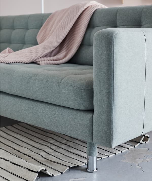 TÖRSLEV Teppich flach gewebt Streifen weiss/schwarz und ein Plaid können deine Sofaecke schon vervollständigen.