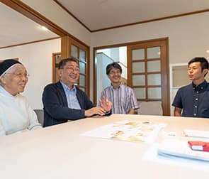 仙台天使園とIKEAスタッフが談笑する様子。