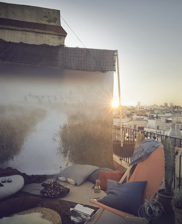 Toit-terrasse avec grande photo de paysage sur un mur.