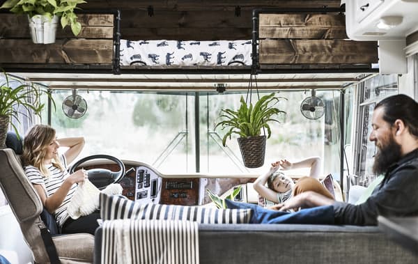 Toni, Karlton et leur fils David en train de se reposer autour du tableau de bord du mobil-home.