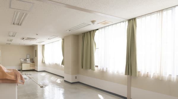 床と壁の工事を終えた事務室。