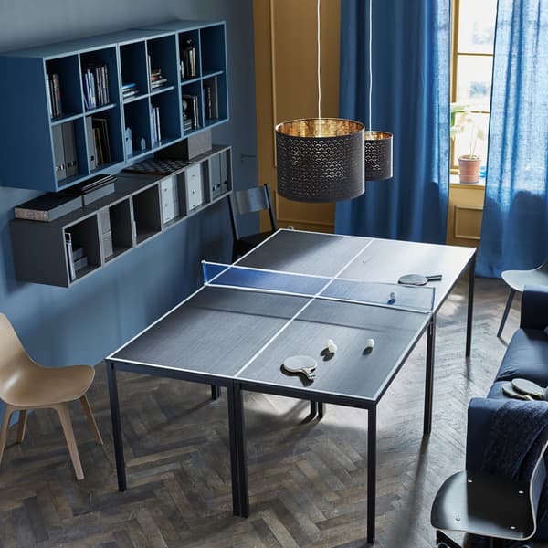 Tournoi de tennis de table du vendredi! Les quatre tables forment la surface parfaite pour un tournoi convivial. Ajoutez le filet et placez des chaises tout autour. Que la compétition commence!