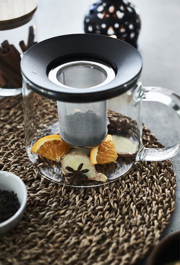 Tranches d’orange et de gingembre dans une théière en verre.