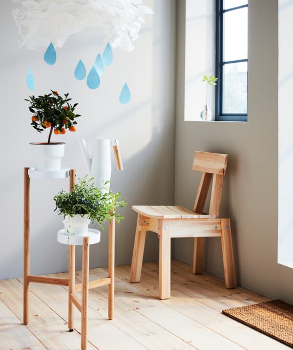 Transformez un coin en lieu de rencontre ludique, avec un faux nuage, de vraies plantes et de la vraie lumière. Installez-vous dans votre fauteuil INDUSTRIELL, arrosez les plantes posées sur le piédestal SATSUMAS, et détendez-vous.