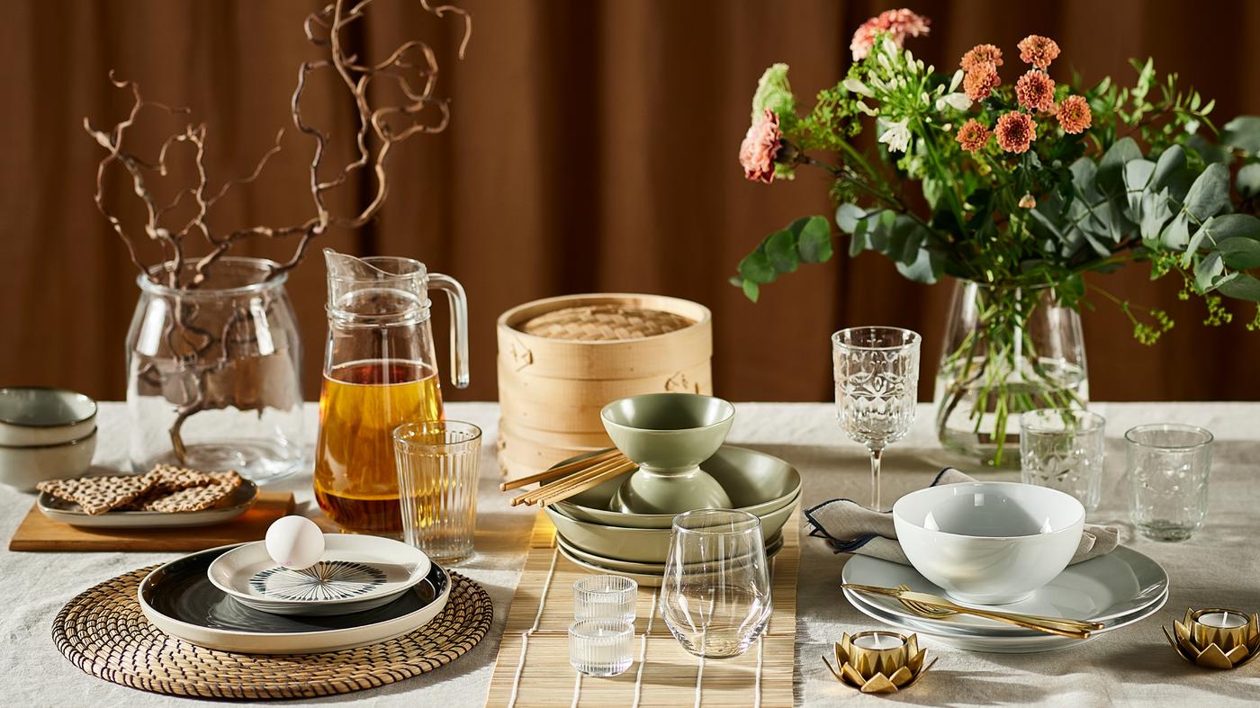Tre eksempler på ulike borddekkinger med forskjellige serviser, glass, kuvertbrikker og blomster i vaser på et bord.