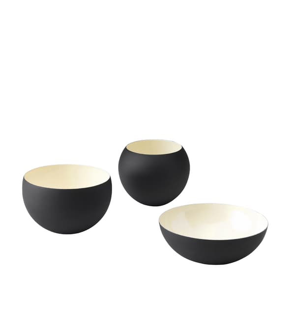 Trois bols de tailles et de formes différentes, en noir et ivoire.
