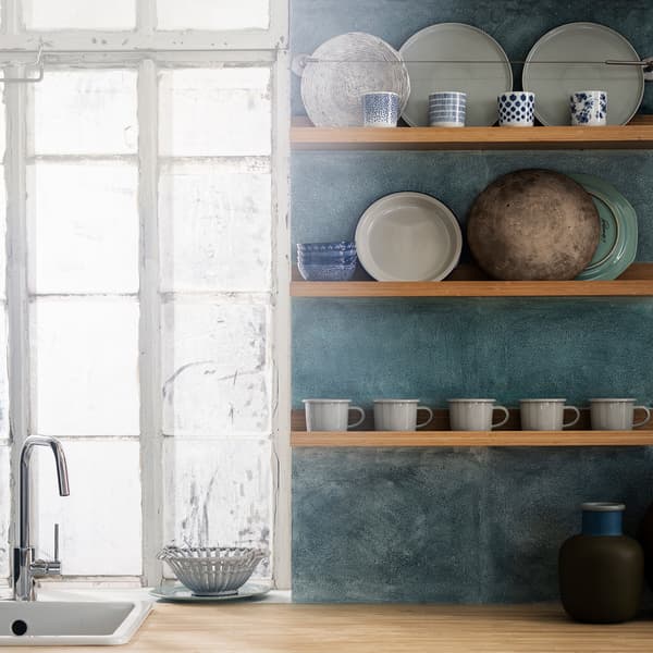 Trois cimaises MÅLERÅS utilisées dans une cuisine pour exposer des tasses et des assiettes contre un mur texturé bleu-vert.