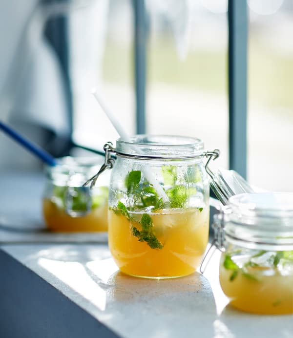 Trois petits bocaux remplis de Virgin Moscow Mule, posés sur un appui de fenêtre. 