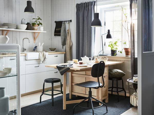 Trova la soluzione giusta per la tua zona pranzo. Con il tavolo allungabile NORDEN puoi dedicarti ai tuoi hobby ma anche invitare gli amici a cena – IKEA