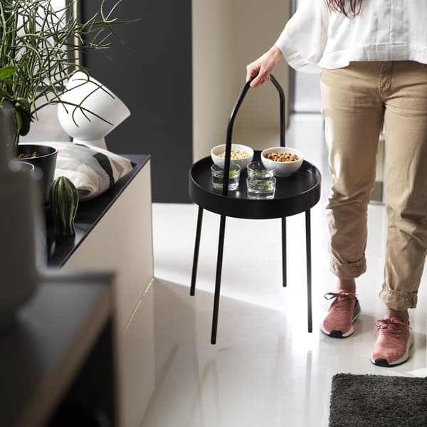 Tu cherches une table d'appoint mobile et légère qui se transporte d'une seule main? La table basse noire IKEA BURVIK est faite pour toi!