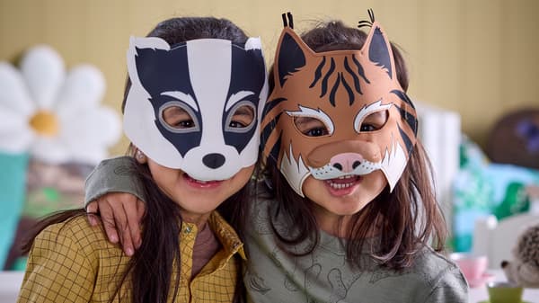 Två barn med djurmasker från SKOGSDUVA