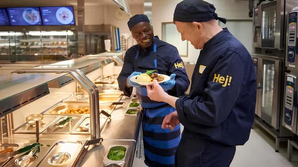 Två IKEA medarbetare i IKEA restaurang.