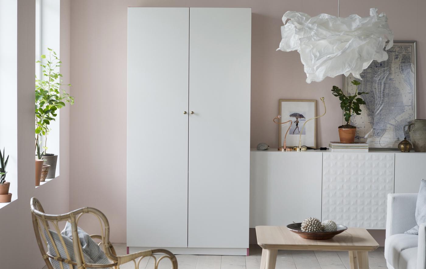 توفر ايكيا الكثير من أفكار غرفة العائلة السهلة والمفيدة مثل صنع حل تخزين للعب مفتوح-مغلق. إنه يتيح لك تخزين فوضى الألعاب خلف البابين المغلقين لدولاب الملابس PAX باللون الأبيض، لتبدو الغرفة أكثر هدوءً وترحيبًا للكبار أيضًا.